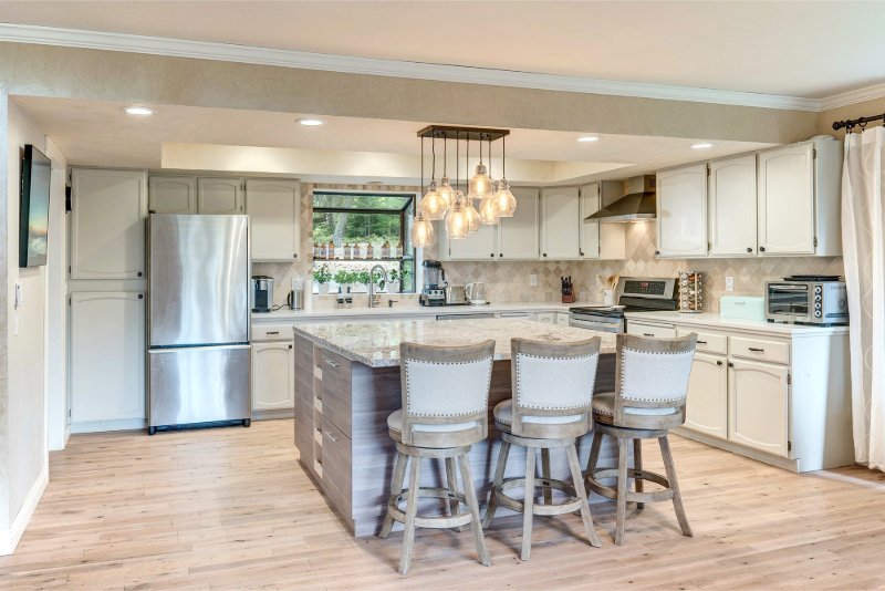 Traditional farmhouse kitchen with hardwood floors